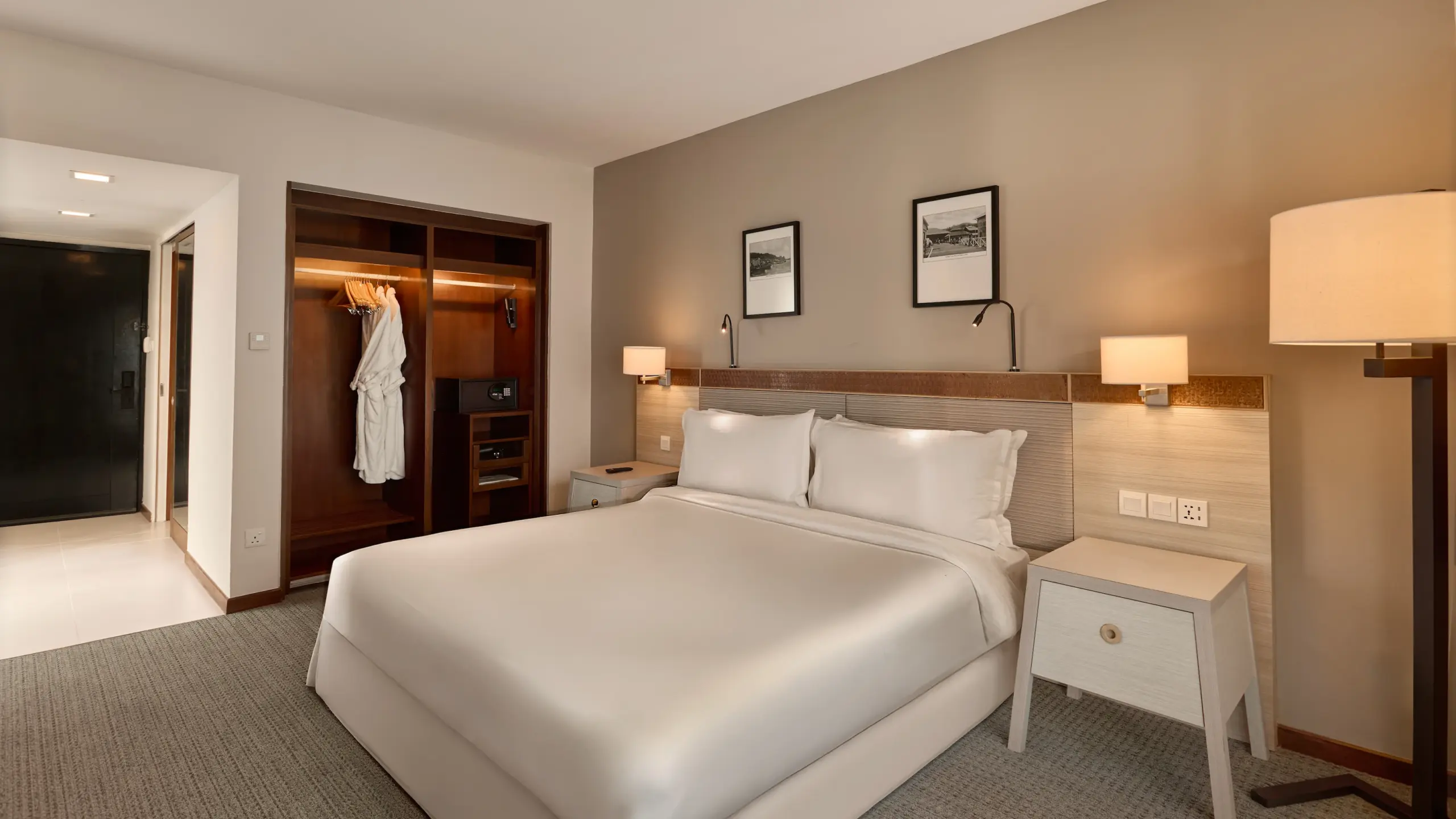 Deluxe Room King Bed 1