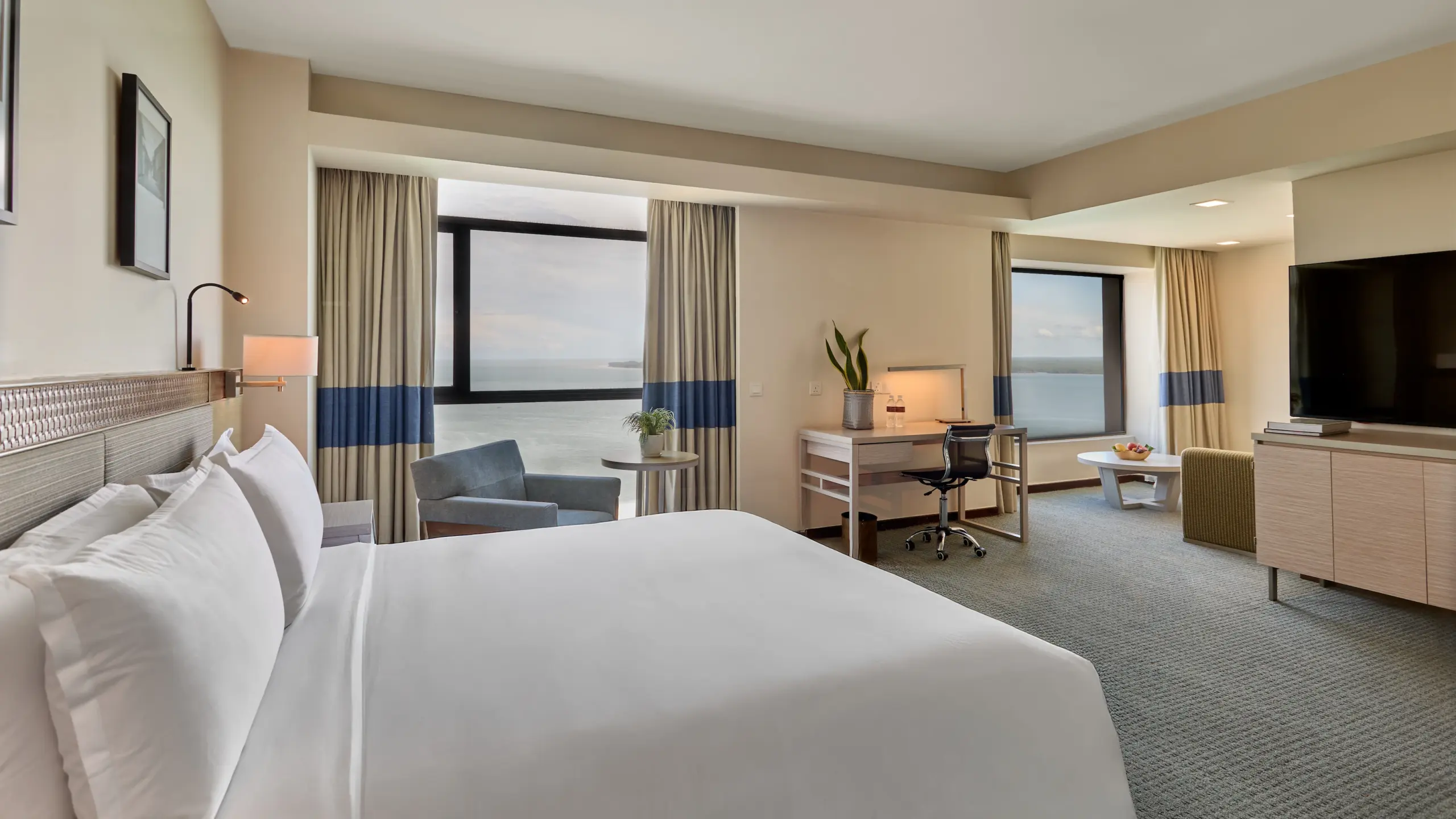 Deluxe Suite Study Desk